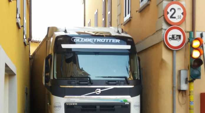 S’incastra camion nella strettoia di Galbiate, Vigili del Fuoco al lavoro