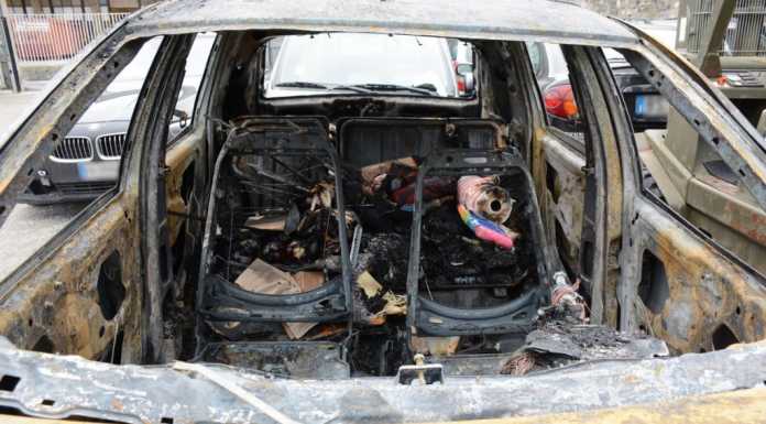 Fiamme nella notte a Malgrate: bruciano tre auto e un furgone