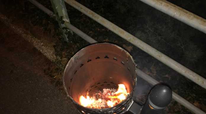 A Laorca, vandali bruciano un bidone porta rifiuti e poi scappano