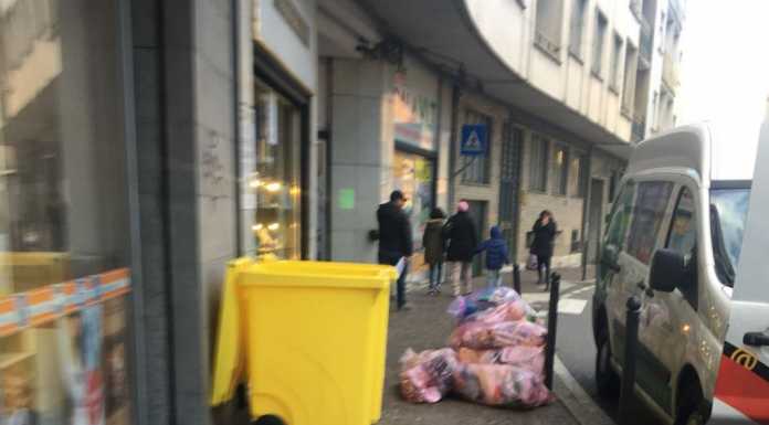 Rifiuti, altra segnalazione: “Sul marciapiede non si cammina più”