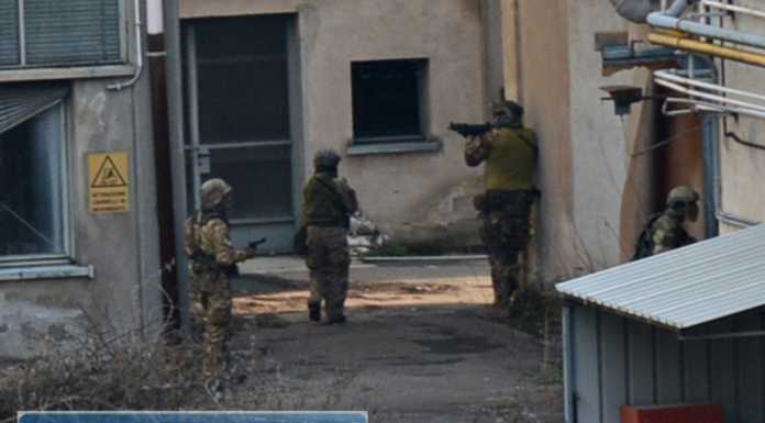 Si gioca alla guerra tra i capannoni della Leuci. “E la messa in sicurezza?”