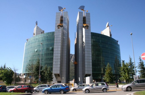 Giovane cade da una scala d’emergenza alla Meridiana: è grave