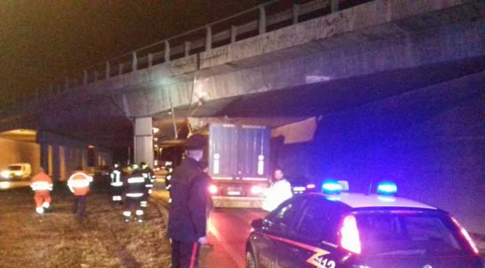 Nibionno: tir s’incastra sotto un cavalcavia sulla Briantea