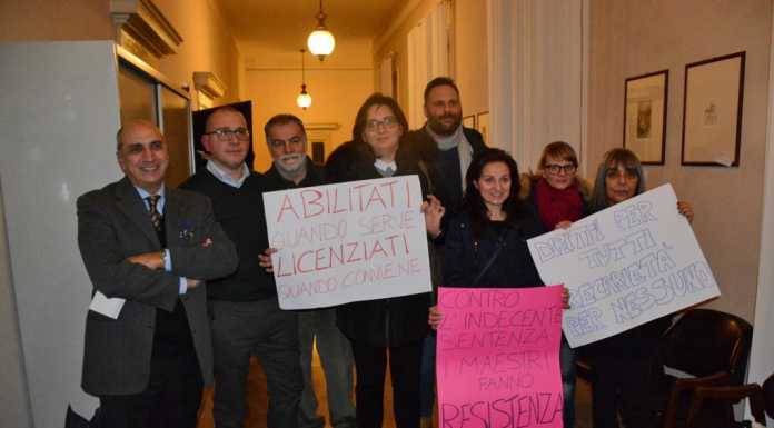 Insegnanti, la protesta arriva in Comune. Solidarietà dai politici