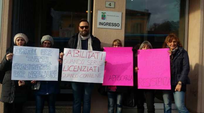 Scuola in sciopero, gli insegnanti protestano davanti alla Provincia