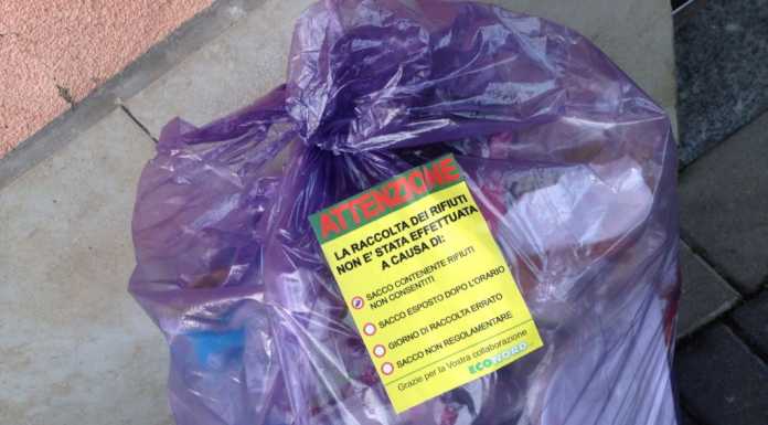 Pescate. Sacchi viola non conformi lasciati in strada, multati cinque condomini