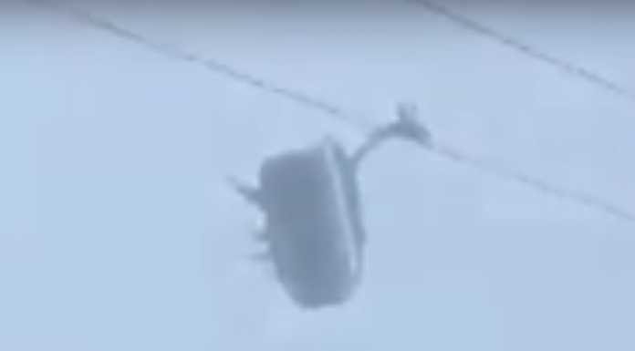 Tempesta Eleanor: in Austria si “balla” sulla seggiovia (Video)