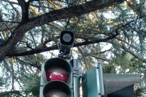 Maggianico. “Semaforo pedonale guasto da mesi, è pericoloso”