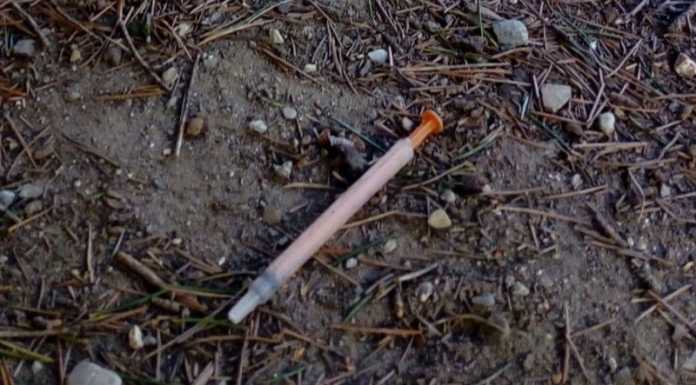 Un’altra siringa nel parchetto di Rancio: “A rischio i nostri bambini”