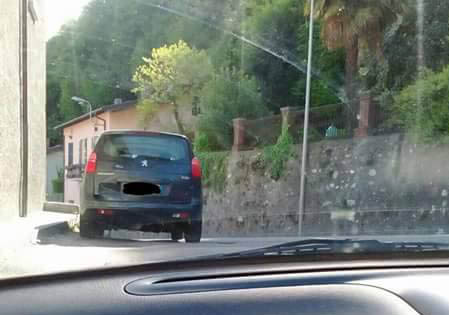 Laorca. Quell’immissione pericolosa a causa delle auto in sosta