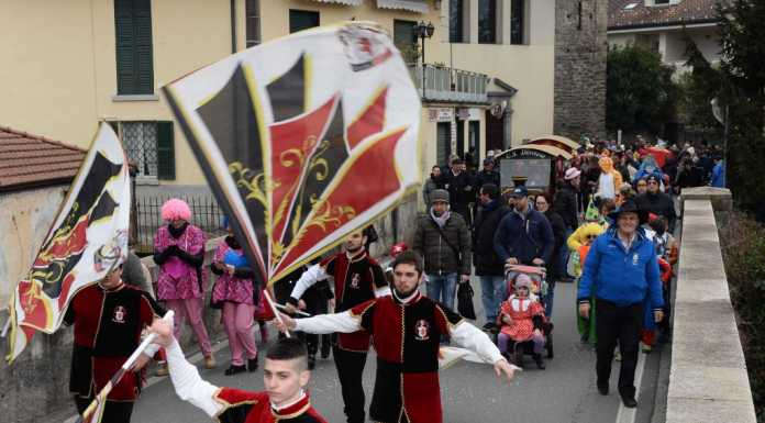 Sbandieratori e maschere animano il Carnevale di Dervio