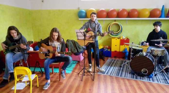 Mandello. Un concerto per i bimbi della Carcano, la musica fa scuola