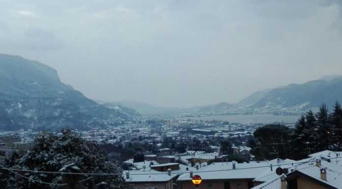 La nevicata imbianca anche la città. Strade pulite in mattinata