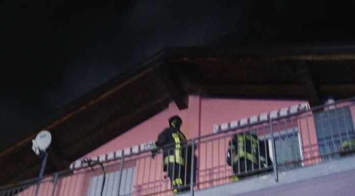 Valmadrera. Incendio nella notte, in fiamme il tetto di una casa