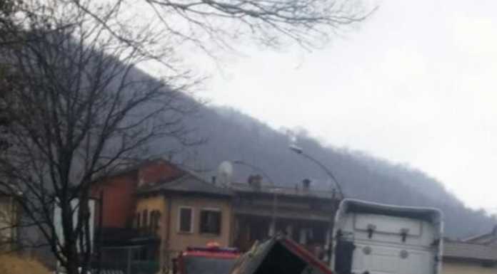 Camion si ribalta col suo carico a Cisano e sfiora una Smart
