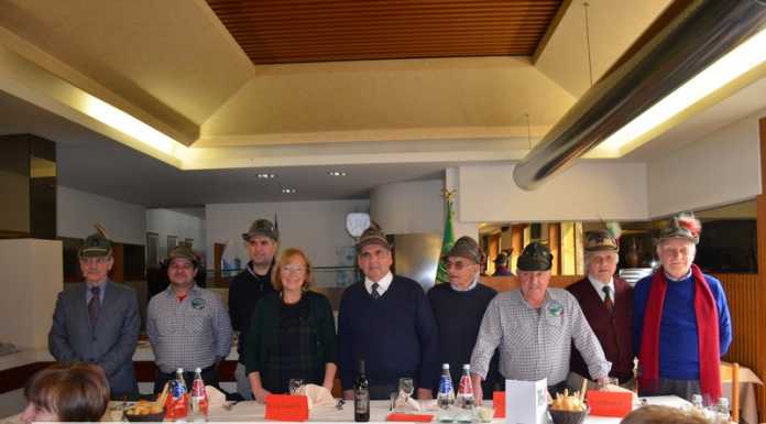 Gli Alpini di Calolziocorte donano quattro mila euro alla Lilt