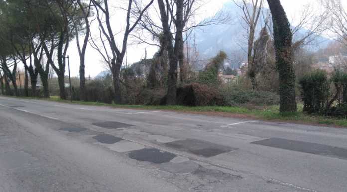 Calolzio. Una buca e un rattoppo: ecco viale De Gasperi, ma non si riasfalterà