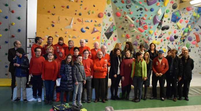 I ragazzi di Aspocollege consegnano un’opera d’arte ai Ragni di Lecco