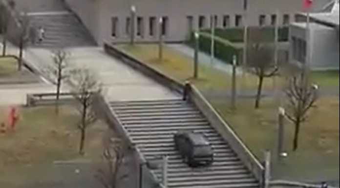 Su e giù per le scale dell’ospedale in auto. E’ successo a Lecco