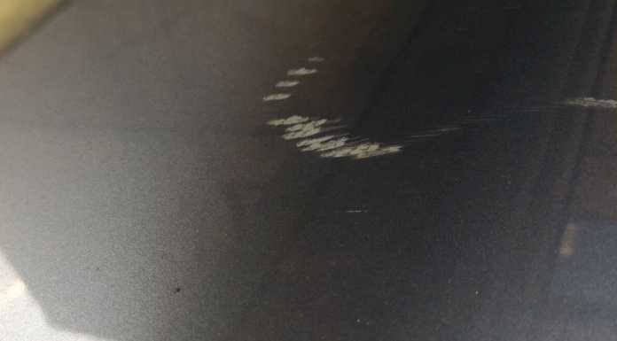 Colico. Penzola un cavo in galleria, diverse auto danneggiate