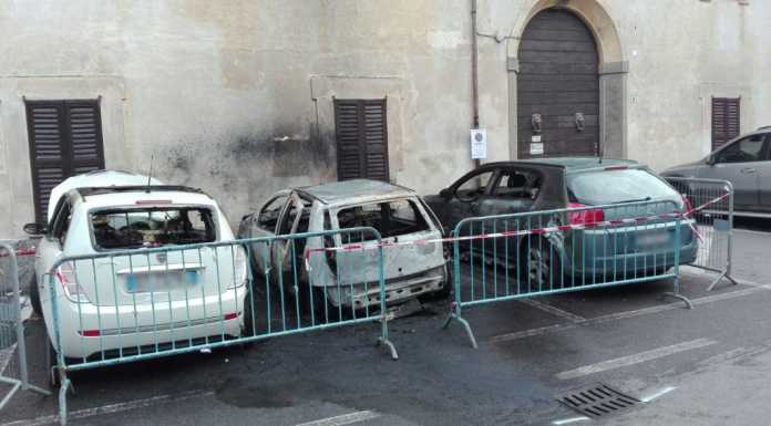 Fiat Punto in fiamme, ci sarebbe la mano di un piromane