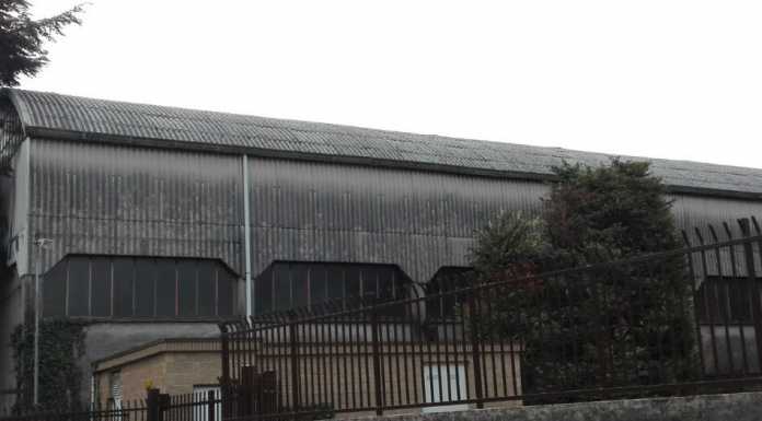 Olginate. Coperture in eternit in via Postale Vecchia, residenti preoccupati