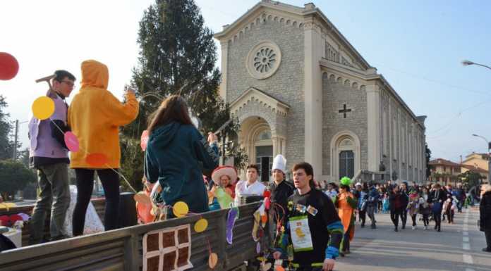Il Carnevale colora Mandello, sfila il corteo delle maschere