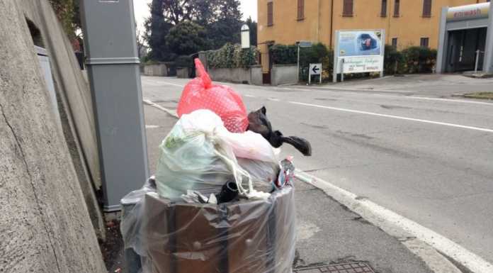Casatenovo, lascia i propri rifiuti domestici nel cestino pubblico: multato