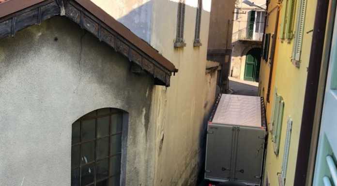 Via Fucini. Tenta di passare col camioncino, ma alza bandiera bianca