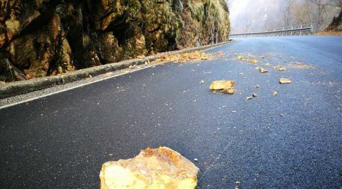 Scarica di sassi sulla Bellano-Taceno, rocce finiscono in strada