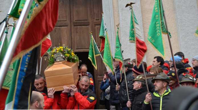 Introbio. In centinaia per dire addio a Ezio Artusi, giovane padre e volontario