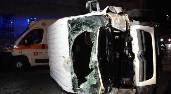 Furgone si ribalta a Cesana Brianza. Soccorsi i due occupanti