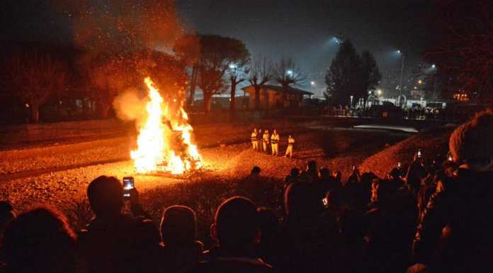 Folla per i Ginee, con i falò si accende la tradizione sul lago