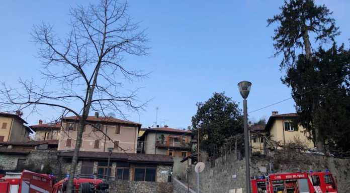 Tetto in fiamme a Mandello, tre squadre di pompieri al lavoro