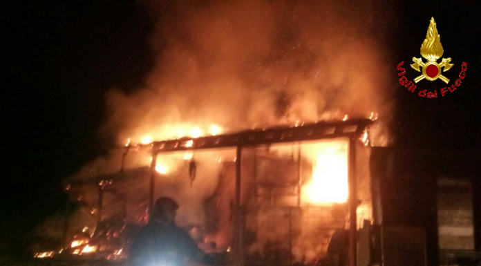 Fiamme nella notte a Carenno, incendio devasta una cascina