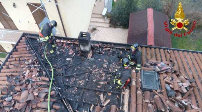 In fiamme un tetto a Olgiate Molgora. Intervengono i pompieri