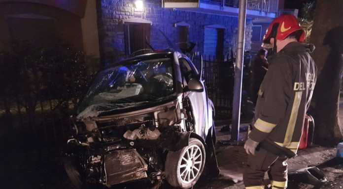Dervio, auto esce di strada e finisce contro un albero
