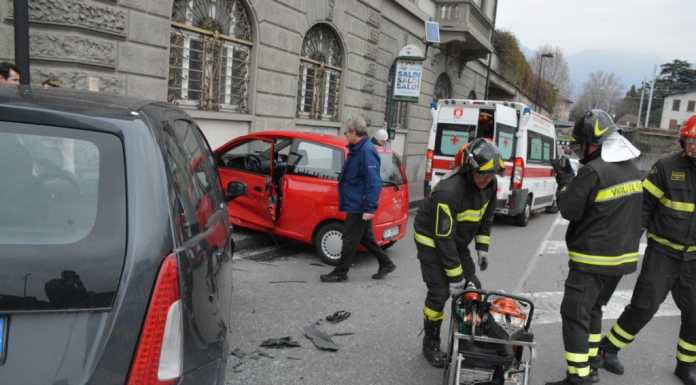 Scontro tra auto in via Amendola: soccorsa una coppia di anziani