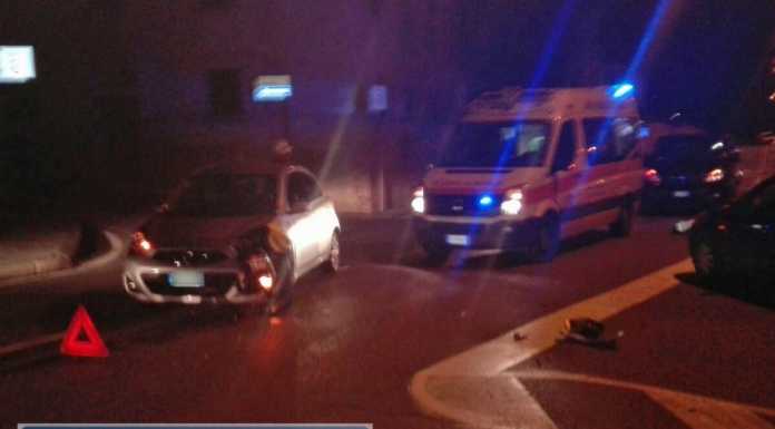 Incidente tra auto e moto in via Ugo Foscolo: ferito un giovane