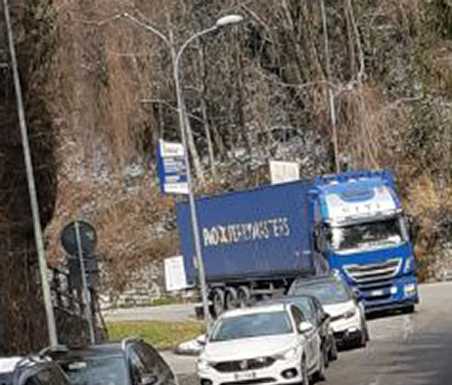 Vecchia Lecco-Ballabio e code: “il problema è la rotonda di via Tonale”