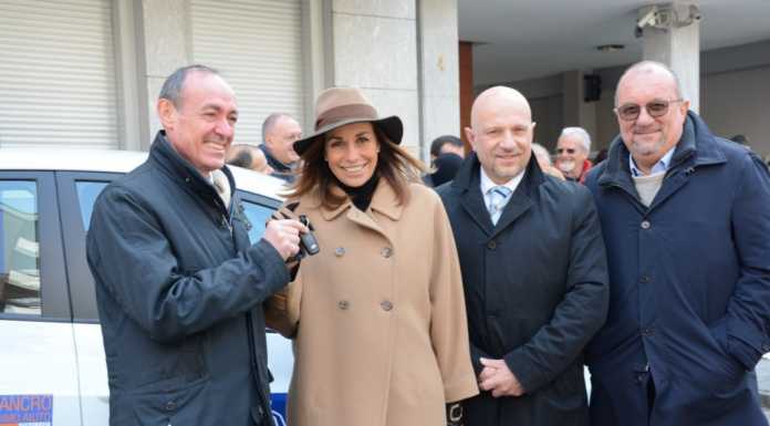 Un’auto in dono ad Aict, alla consegna presenti Cristina Parodi e Gori