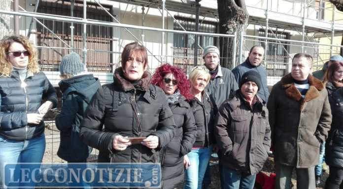 Calolzio. Presidio davanti all’ex albergo Italia. “No ai migranti qui”