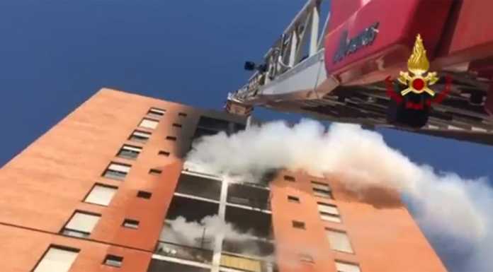 Brucia un palazzo a Quarto Oggiaro: 14 feriti, uno è in gravi condizioni