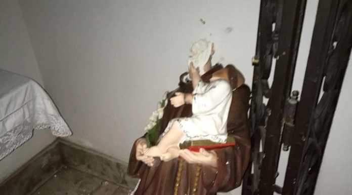 Barzio. Vandali se la prendono con S. Antonio, decapitata la sua statua