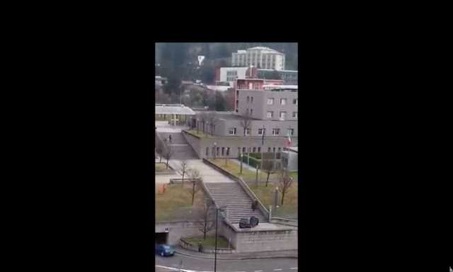 Su e giù per le scale dell’ospedale in auto. Individuato il conducente