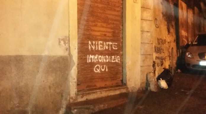 Malavedo, “Niente immondizia qui” e la lasciano tra le auto