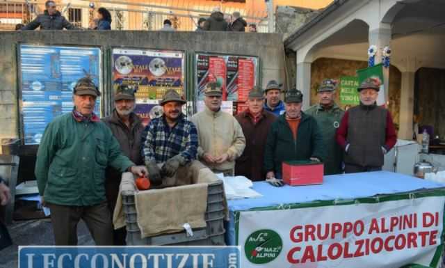 Calolzio. Caldarroste e vin brulè con gli Alpini al monastero del Lavello
