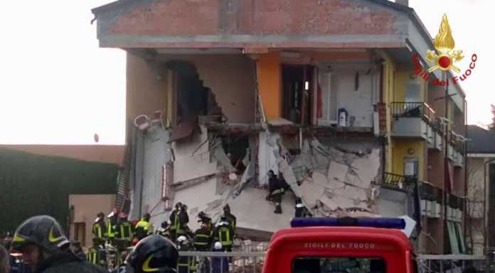 Milano, crolla una palazzina, feriti estratti dalla macerie