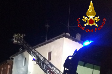 Valgreghentino. Incendio di una canna fumaria, intervento dei pompieri