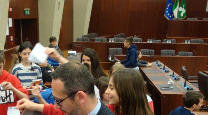 Gli alunni della Pietro Scola di Lecco a scuola in Consiglio regionale